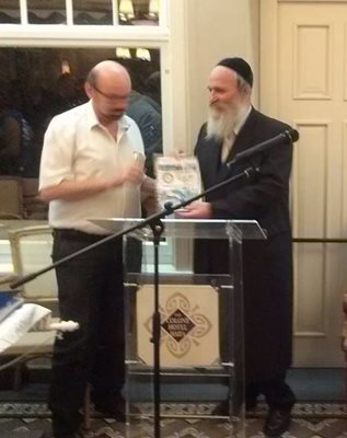 29 יולי 2014 הרב דודי זילבשלג - החברה החרדית בישראל. מקבל את דגלון המועדון מנשיא המועדון חזי רובין